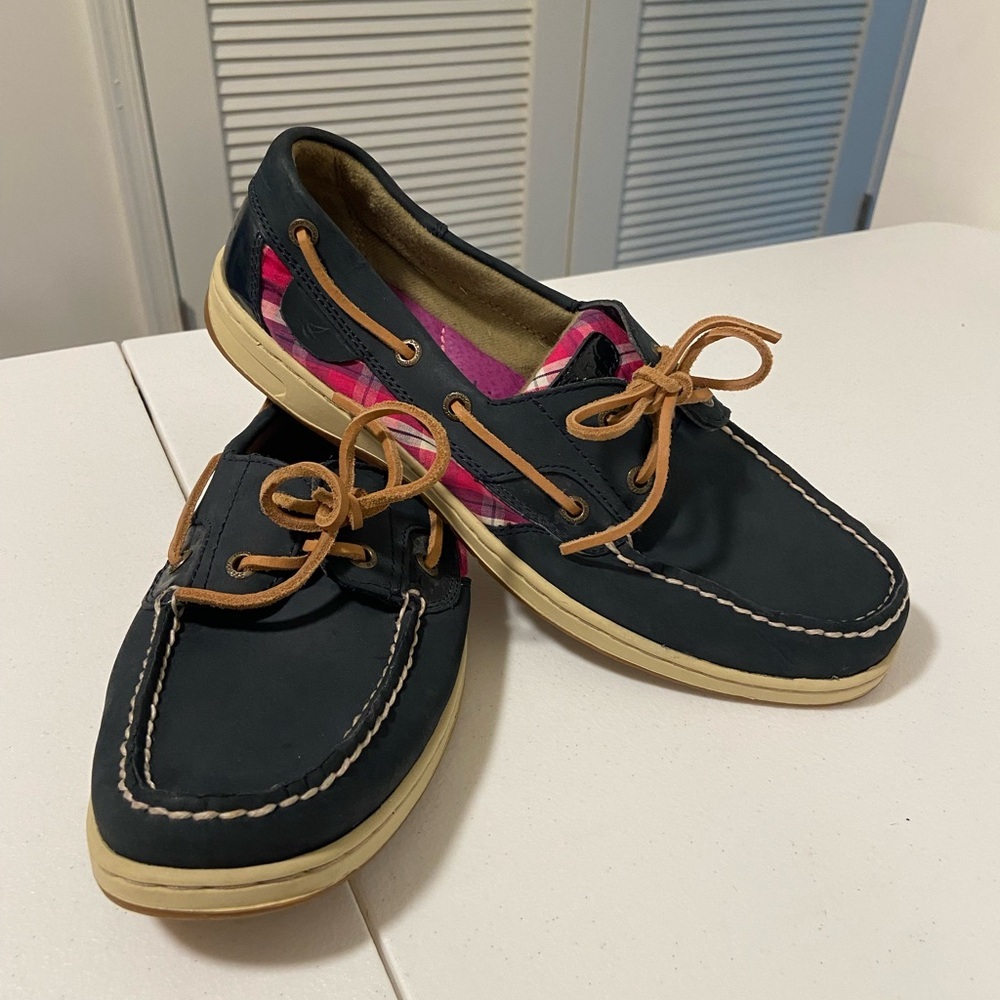 Sperry women’s blue shoes with pink plaid — size 9.5